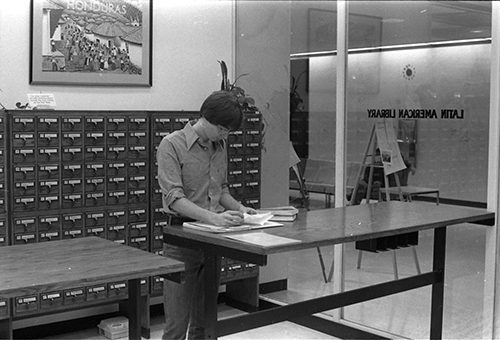 Researcher at the LAL a few years after its move to the 4th floor of&nbsp;Howard-Tilton Memorial Library, 1978.