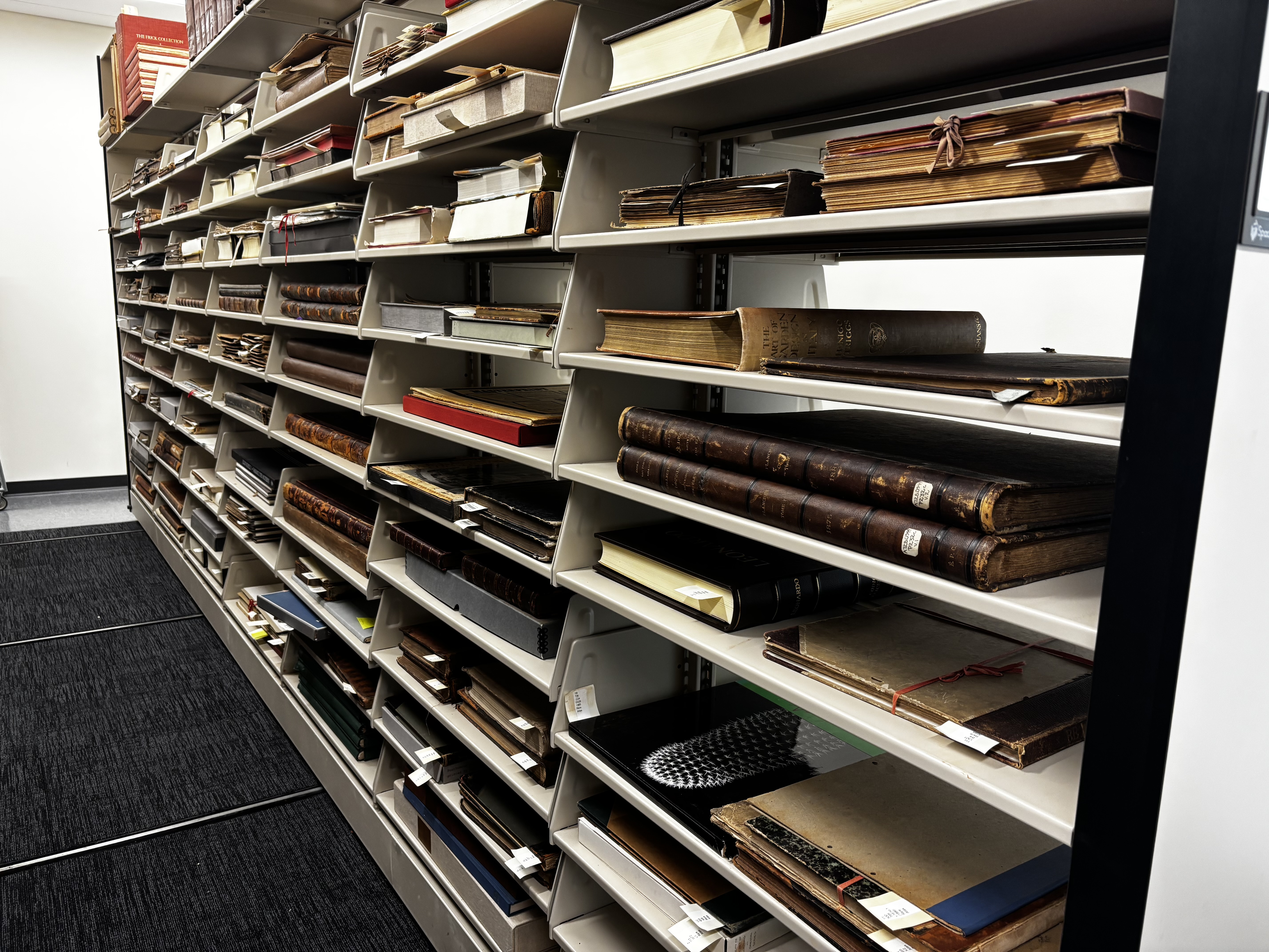 Flat shelving